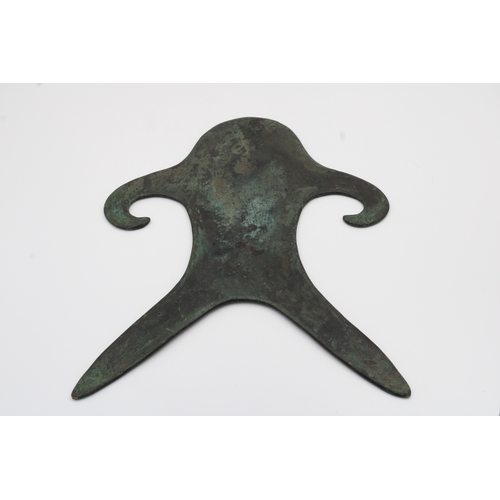 309 - A bronze Anthropomorphic idol with patina likely from 14th-16th Century. 

Height: 25cm