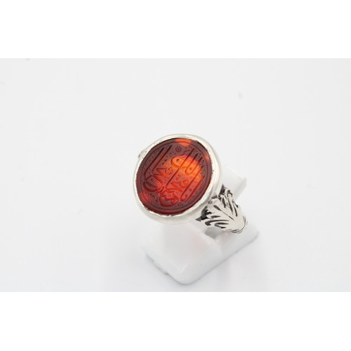 60 - An Islamic Timurid-style Ring with Agate and Islamic Calligraphy

Size: T 1/2