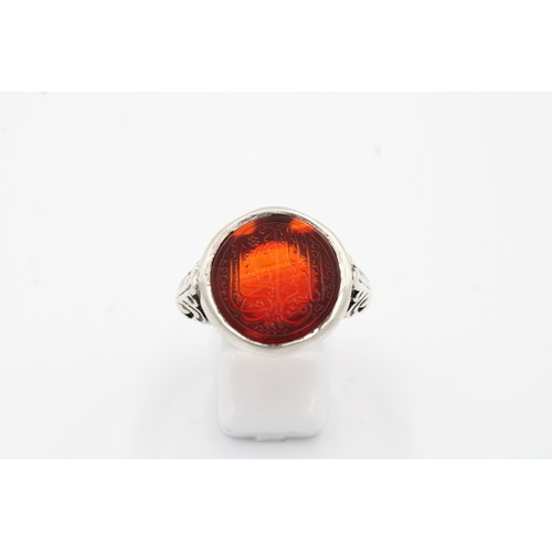 60 - An Islamic Timurid-style Ring with Agate and Islamic Calligraphy

Size: T 1/2