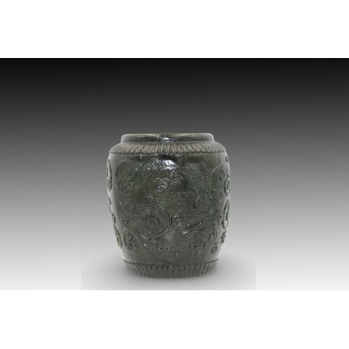 176 - A Chinese Green Jade Bowl adorned with Floral Patterns 

Diameter: Approximately 5cm