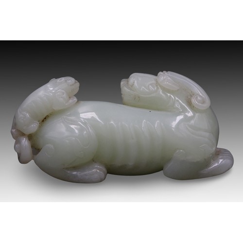 182 - A Chinese Jade Mythical Lion with its Cub. 

Length: Approximately 7.4cm

Private Collector from Bel... 