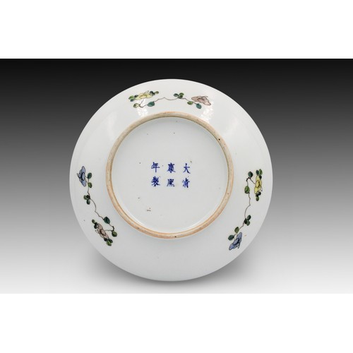 190 - A Chinese Porcelain Handmade Powder Box with an Exquisite Dragon Pattern.

Diameter: Approximately 2... 