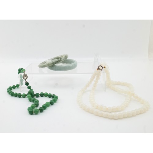 211 - A Chinese Collection of White and Green Jade from the 19th- Early 20th Century
Necklaces & Bangles &... 