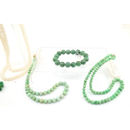 211 - A Chinese Collection of White and Green Jade from the 19th- Early 20th Century
Necklaces & Bangles &... 