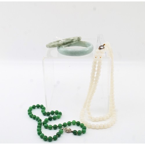 211 - A Chinese Collection of White and Green Jade from the 19th- Early 20th Century
Necklaces & Bangles &... 