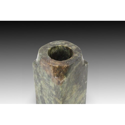 231 - A Chinese Jade Carved Cong from the 17th Century.

Height: Approximately 10.3cm
Length: Approximatel... 