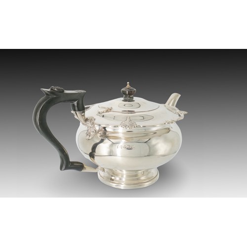 395 - A Walker & Hall Sheffield Silver Tea Set marked in 1925

Flat Teapot: 675g
Tall Teapot: 590g
Sugar B... 