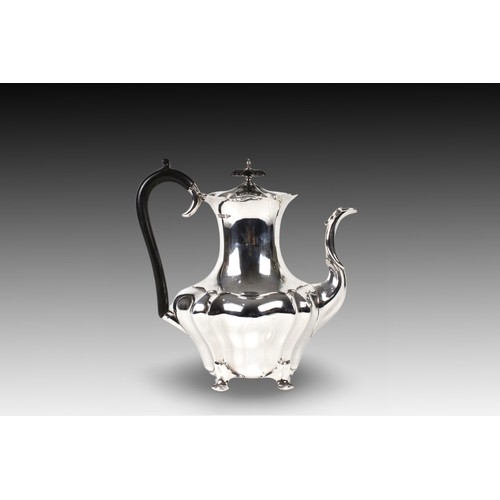 401 - A Walker & Hall Sheffield Silver Tea and Coffee Set marked in 1912

Taller Jug: 1290g
Tea Pot: 731g
... 