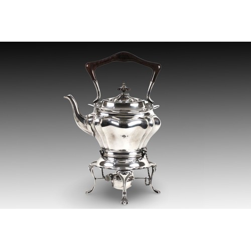 401 - A Walker & Hall Sheffield Silver Tea and Coffee Set marked in 1912

Taller Jug: 1290g
Tea Pot: 731g
... 