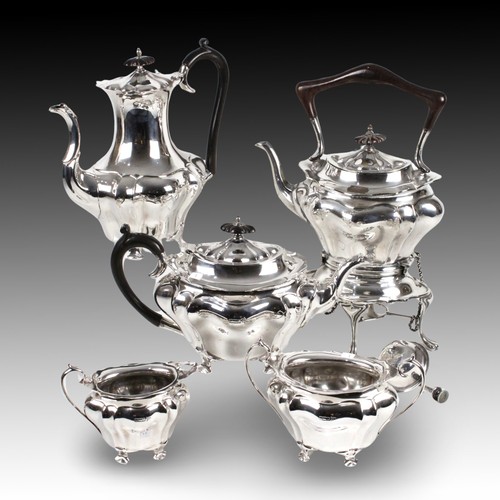 401 - A Walker & Hall Sheffield Silver Tea and Coffee Set marked in 1912

Taller Jug: 1290g
Tea Pot: 731g
... 