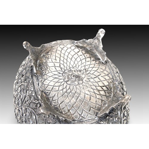 406 - An Indian Silver Hand Bag + 3 Bowls with Beautiful Carving and Open Work

Weight: 638g