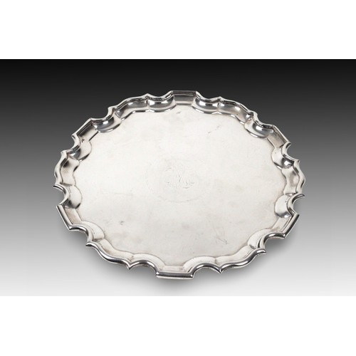 407 - An Irish Dublin Silver Tray marked in 1905

Weight: 784g
Diameter: Approximately 31cm