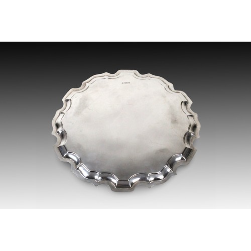 407 - An Irish Dublin Silver Tray marked in 1905

Weight: 784g
Diameter: Approximately 31cm