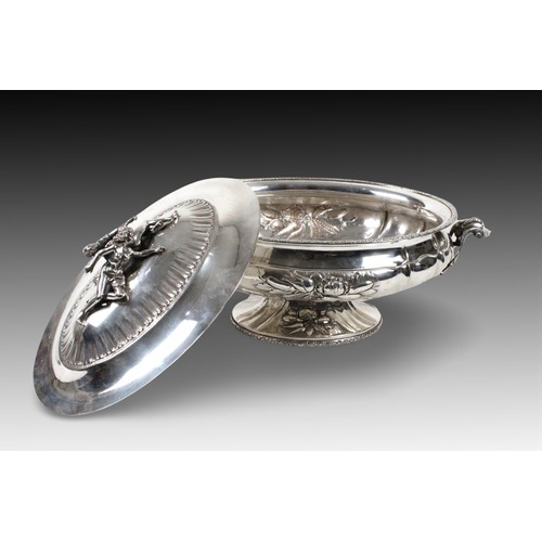 409 - A Continental Silver Soup Tureen 

Weight: 2490g
Length: Approximately 44cm
Width: Approximately 24.... 