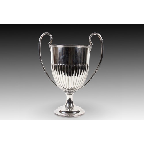 411 - A London Silver Cup marked in 1904

Weight: 1623g
Height: Approximately 39.5cm
Top Diameter: Approxi... 