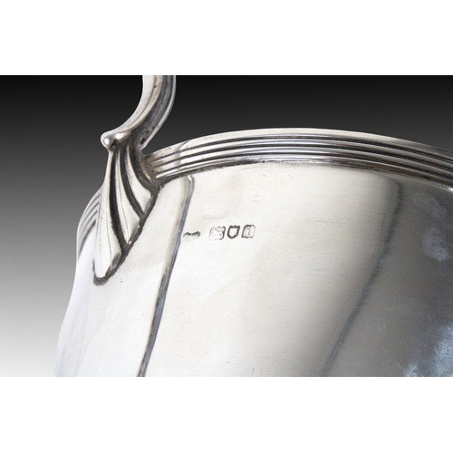 411 - A London Silver Cup marked in 1904

Weight: 1623g
Height: Approximately 39.5cm
Top Diameter: Approxi... 