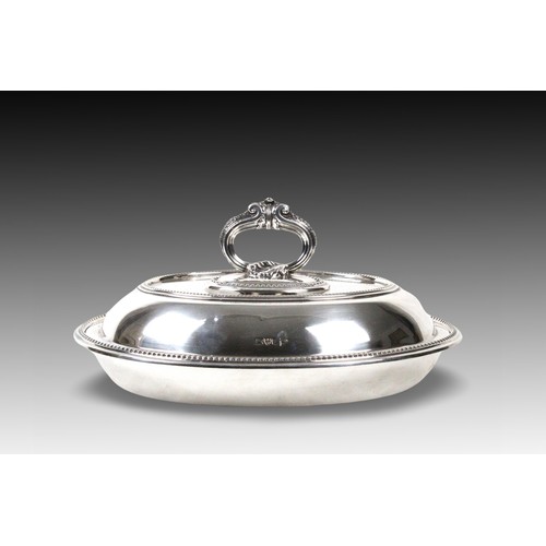 413 - A Walker & Hall Chester Silver Entrée Dish marked in 1907

Weight: 1223g
Length: Approximately 28cm
... 