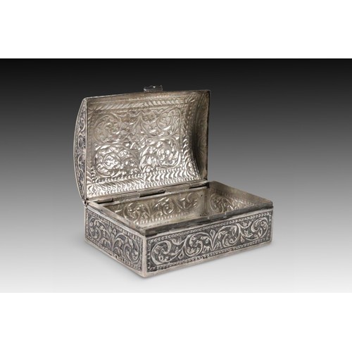 415 - An Indian Silver Cigarette Case 

Weight: 287g
Length: Approximately 11.8cm
Width: Approximately 7.9... 