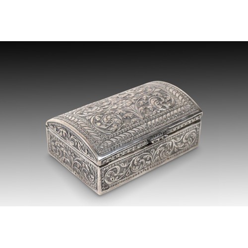 415 - An Indian Silver Cigarette Case 

Weight: 287g
Length: Approximately 11.8cm
Width: Approximately 7.9... 