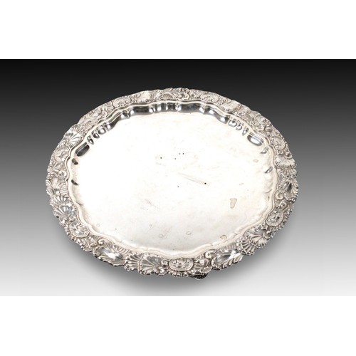 417 - A London Sorley Brothers Silver Tray marked in 1905

Weight: 2108g
Diameter: Approximately 40.3cm