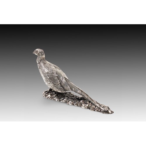 419 - A Pair of Sheffield Silver Birds with Magnificent Carving and Detail

Weight: 682g
Length: Approxima... 