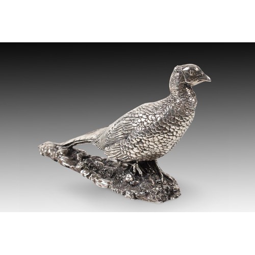 419 - A Pair of Sheffield Silver Birds with Magnificent Carving and Detail

Weight: 682g
Length: Approxima... 