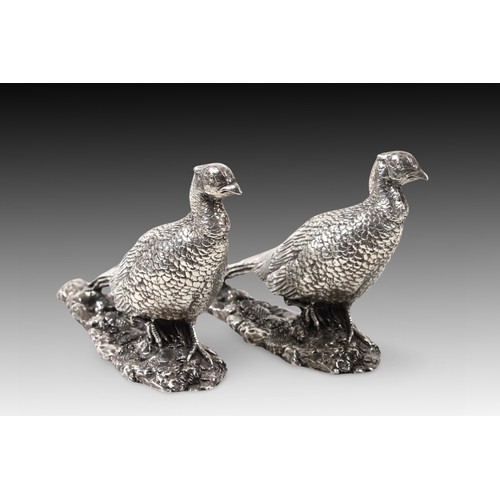 419 - A Pair of Sheffield Silver Birds with Magnificent Carving and Detail

Weight: 682g
Length: Approxima... 