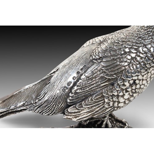 419 - A Pair of Sheffield Silver Birds with Magnificent Carving and Detail

Weight: 682g
Length: Approxima... 