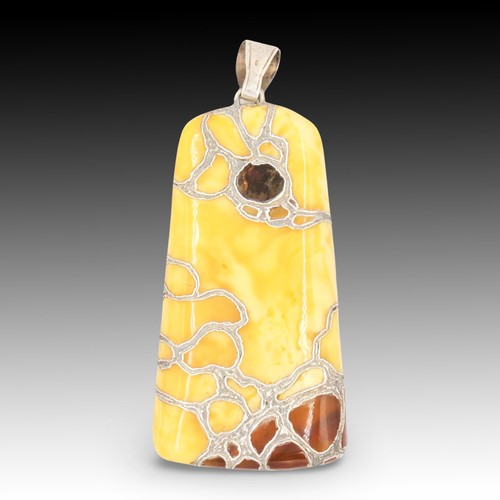 428 - A Butterscotch Amber Pendant with Intricate Silver Inlay

Height: Approximately 12.2 cm
Weight: 96.2... 