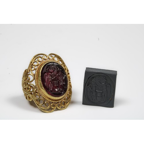 446 - A Gold Ring with Intaglio Depicting a Standing Figure of Fortuna and Nike in the Style of 2nd-3rd Ce... 