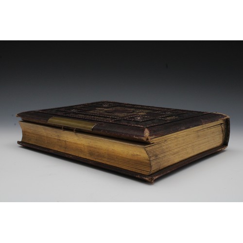 462 - A European Album Book from the 19th Century.

H: Approximately 31cm
L: Approximately 25.5cm
W: Appro... 