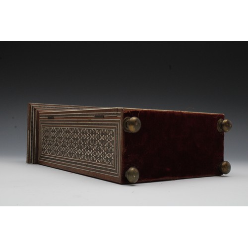 19 - An Iranian Khatam Work Cabinet from the 19th Century.

H: Approximately 28cm
L: Approximately 21.8cm... 