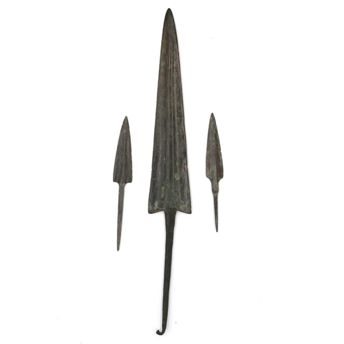 409 - A Lot of 2 Luristani Bronze Arrowheads and 1 Dagger from 500 B.C.

H: Approximately 30cm - 13cm - 11... 