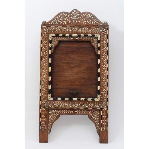 164 - An Indian Mirror Shutter from the 19th Century with Birds and Flower Decoration.

57 X 29cm