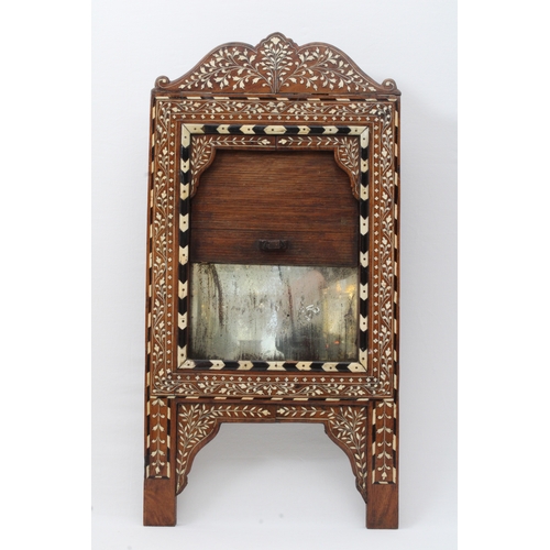 164 - An Indian Mirror Shutter from the 19th Century with Birds and Flower Decoration.

57 X 29cm