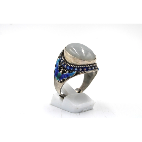 450 - A Chinese Silver Ring with Jade Stone and Enamel Inlay.

Ring Size: US12/ UK27
13g