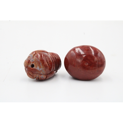 356 - A Lot of Chinese Red Jasper.
 
1 Bead of a Face.
1 Animal Figure.

H: Approximately 2cm- 2.2cm
L: Ap... 