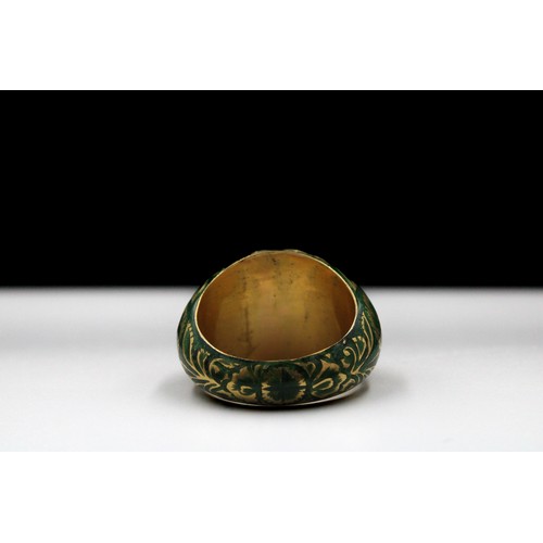 451 - An Indian Gold and Enamel Polki Diamond Ring.

Ring Size: US7.75/ UK17