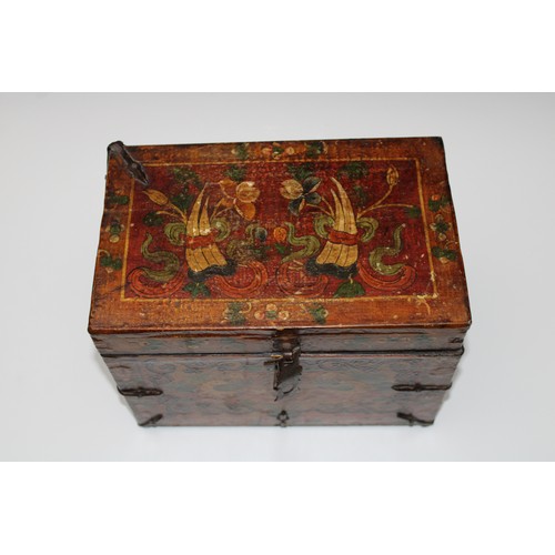 180 - A Tibetan Wooden Dragon Chest from the 19th Century.

H: Approximately 25cm
L: Approximately 31cm
W:... 