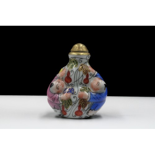 331 - A Chinese Porcelain Snuff Bottle Depicting 3 People Climbing to the Lid.

H: Approximately 5.5cm