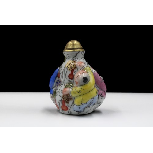 331 - A Chinese Porcelain Snuff Bottle Depicting 3 People Climbing to the Lid.

H: Approximately 5.5cm