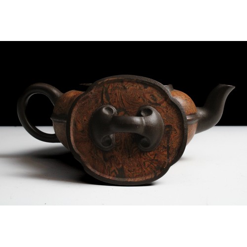 335 - A Chinese Yixing Zisha Clay Teapot with Character Marks to the Base.

H: Approximately 7.5cm