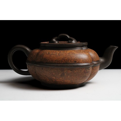 335 - A Chinese Yixing Zisha Clay Teapot with Character Marks to the Base.

H: Approximately 7.5cm