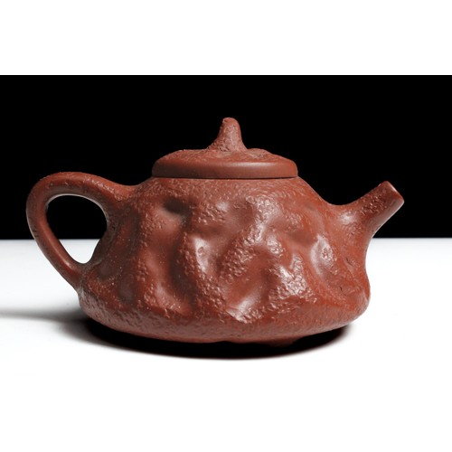 337 - A Chinese Yixing Zisha Teapot with Character Marks to the Base.

H: Approximately 8.5cm