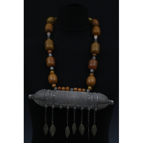 78 - A Large Tribal Yemeni White Metal Necklace with Bakelite Beads.

Weight: 418g
H: Approximately 43cm
... 