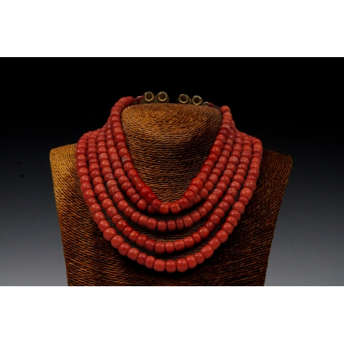 453 - A Coral Necklace with 5 Strands from the 19th Century with 18K Gold Clasp.

Weight: 240g