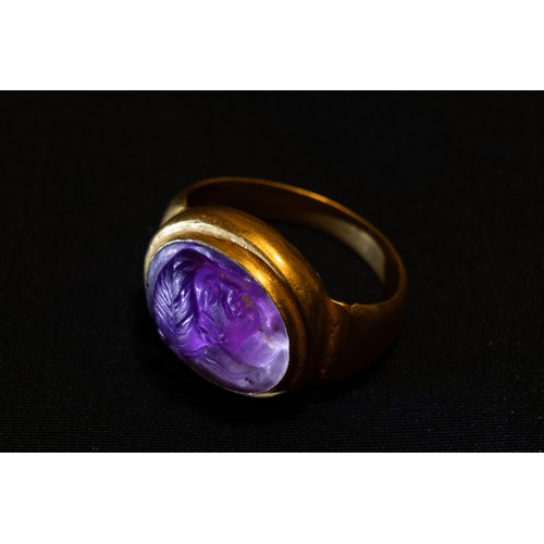 443 - An Amethyst Cameo Gold Ring in Greek Style Probably Representing Aphrodite 

Ring Size: US7.5 UK16
9... 