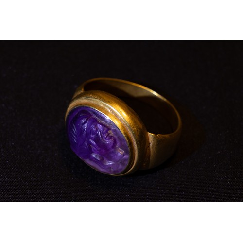 443 - An Amethyst Cameo Gold Ring in Greek Style Probably Representing Aphrodite 

Ring Size: US7.5 UK16
9... 