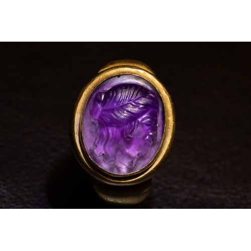 443 - An Amethyst Cameo Gold Ring in Greek Style Probably Representing Aphrodite 

Ring Size: US7.5 UK16
9... 