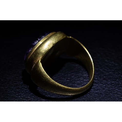 443 - An Amethyst Cameo Gold Ring in Greek Style Probably Representing Aphrodite 

Ring Size: US7.5 UK16
9... 